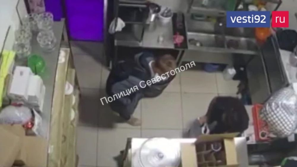 В Севастополе 50-летняя мойщица посуды, находясь на рабочем месте в кафе, заметила, что её 18-летняя коллега оставила без присмотра свой смартфон