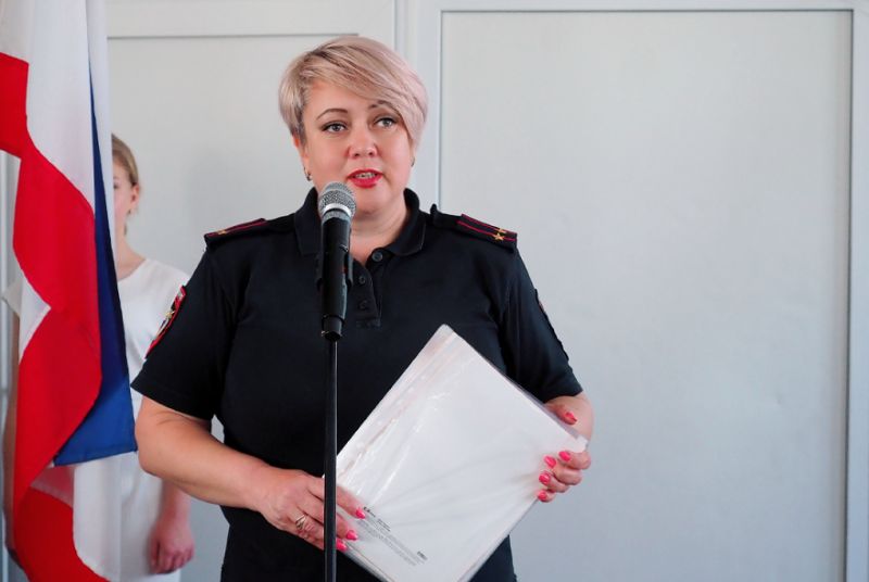 В Черноморском районе сотрудники полиции поздравили победителей творческого конкурса «Полицейский Дядя Стёпа»