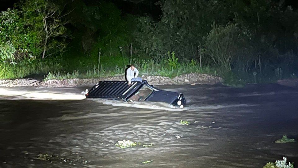 Крымские спасатели эвакуировали пострадавшего из бурного потока воды р. Альма