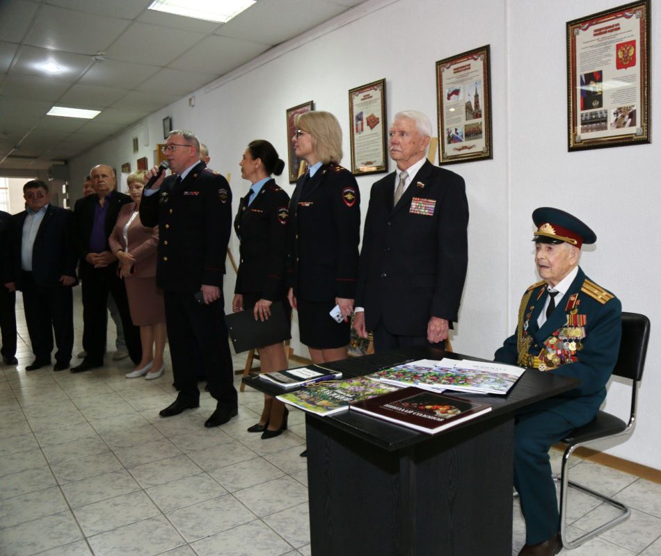 В Министерстве внутренних дел по Республике Крым торжественно открыли выставку картин ветерана органов внутренних дел Нинеля Солопова