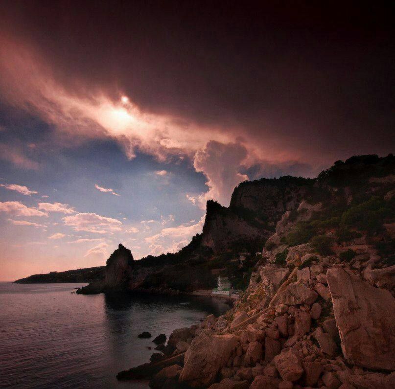 Вечерами облака создают завораживающие пейзажи в небе над Крымом