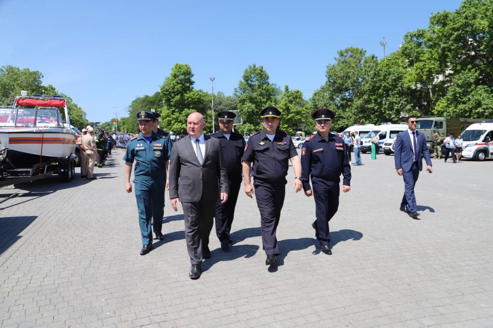 В Севастополе провели смотр правоохранителей и спасателей