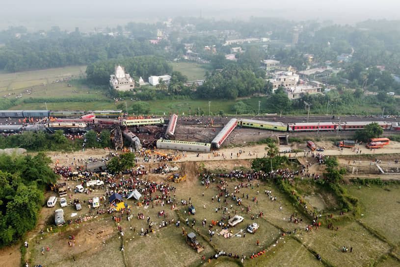 Катастрофа в Индии: сотни людей погибли при столкновении поездов