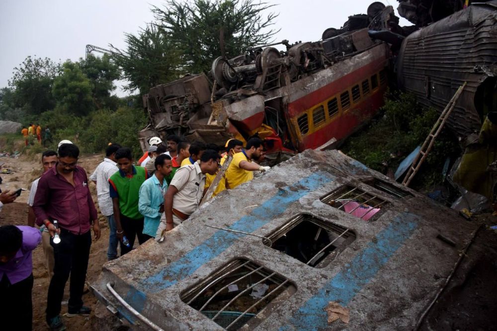Катастрофа в Индии: сотни людей погибли при столкновении поездов