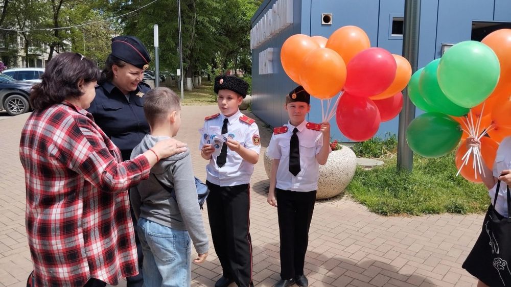 Сотрудники Госавтоинспекции и кадеты города-героя Керчи поздравили маленьких участников дорожного движения с Международным днем защиты детей