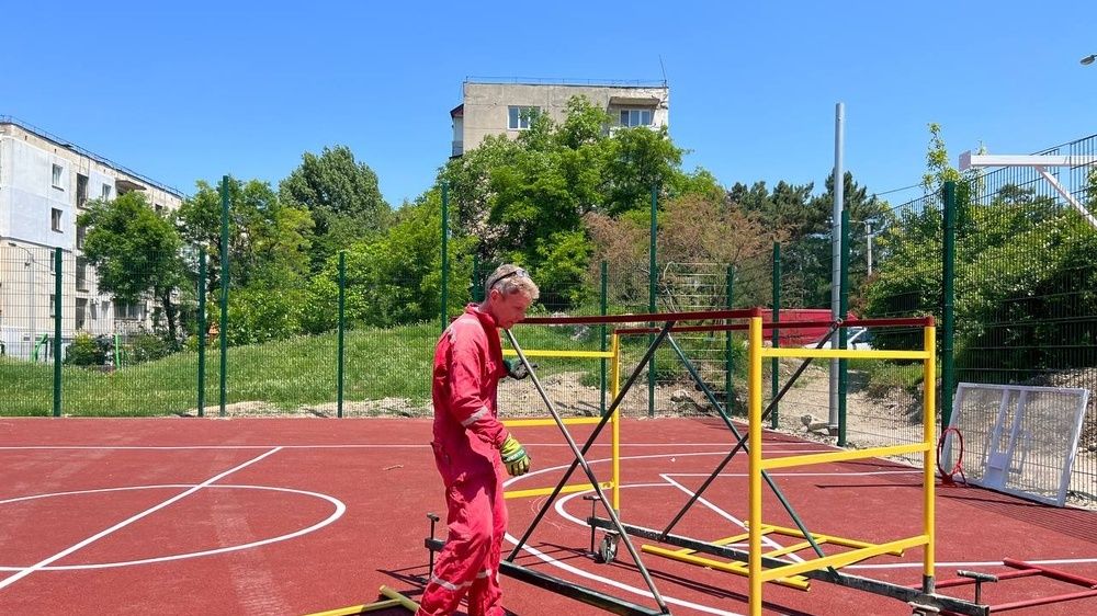 В Симферополе завершается ремонт спортивных площадок