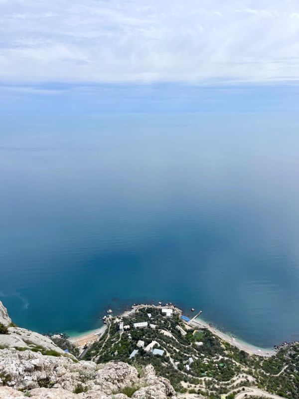 Вершина Куш-Кая над бухтой Ласпи и урочищем Батилиман