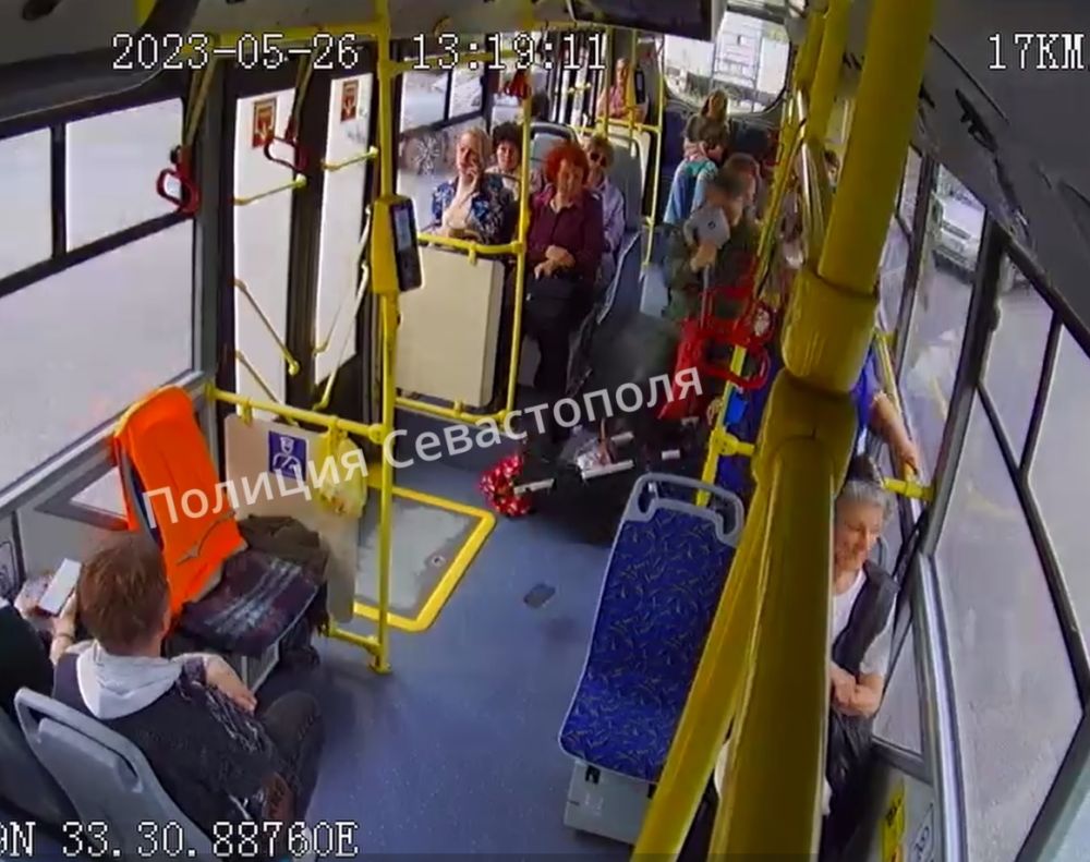 В севастопольском троллейбусе перевернулась коляска с младенцем