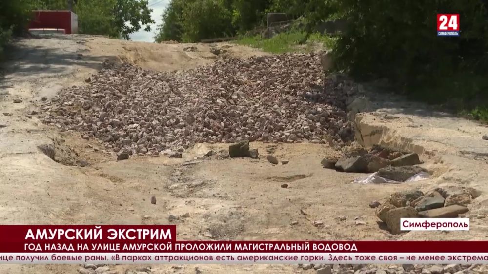 После ремонтных работ на улице Амурской в Симферополе остались ямы и траншеи