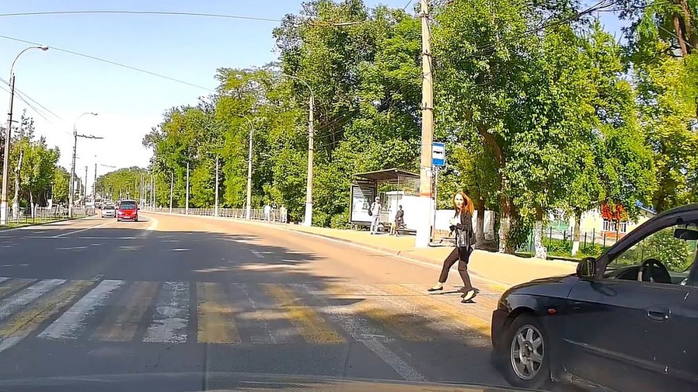 «Родилась второй раз»: соцсети взволновал инцидент с пешеходом в Крыму