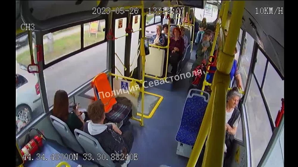 В Севастополе младенец выпал из коляски во время поездки в троллейбусе