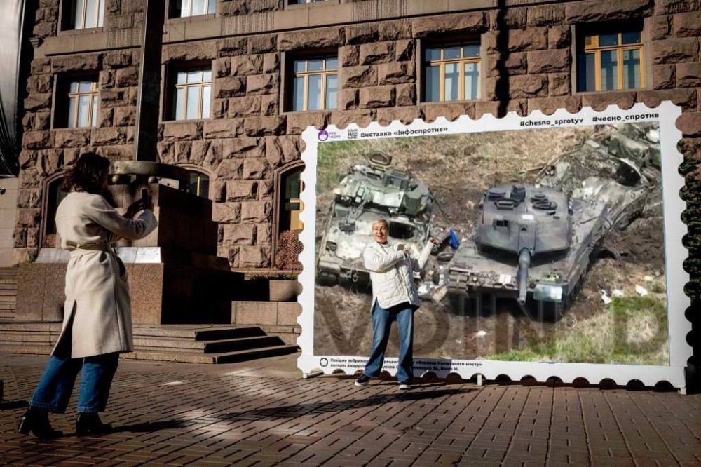 Напомним, что после украинского теракта на Крымском мосту жители Киева фотографировались на фоне посвященной взрыву марке
