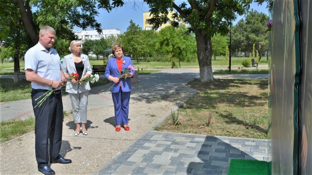 Михаил Шеремет, Зоя Карлюга и Елена Крестьянинова возложили цветы к подножию Стеллы памяти первомайцам, погибшим в ходе СВО