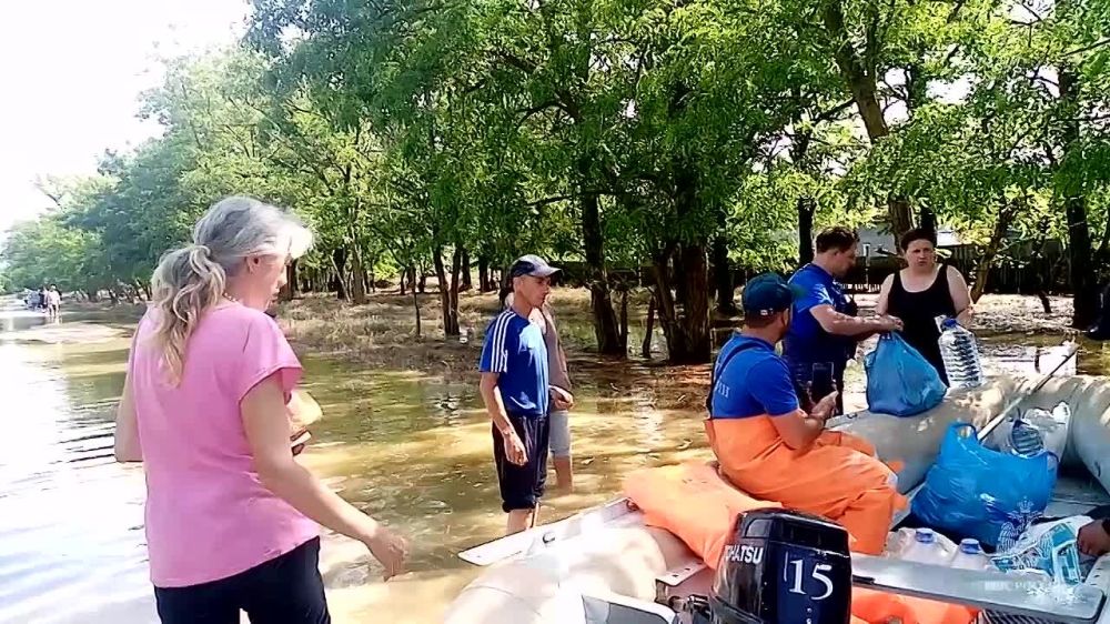 Спасатели МЧС России в Херсонской области доставили жителям более 20 тонн бутилированной воды и продолжают помогать гражданам пострадавших после теракта ВСУ на Каховской ГЭС территорий