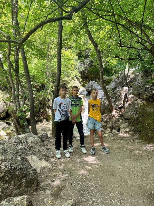 В честь празднования Всемирного дня охраны окружающей среды для ребят из школьных лесничеств была организована просветительская экологическая экскурсия по территории ландшафтно-рекреационного парка «Урочище «Кизил-Коба»