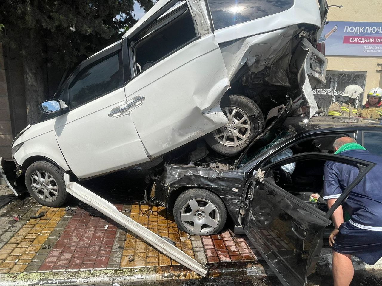 Сегодня в Алуште около 14-40 водитель автомобиля Audi, двигаясь по ул.  Горького, не справился с управлением и наехал на стоящий автомобиль Honda -  Лента новостей Крыма