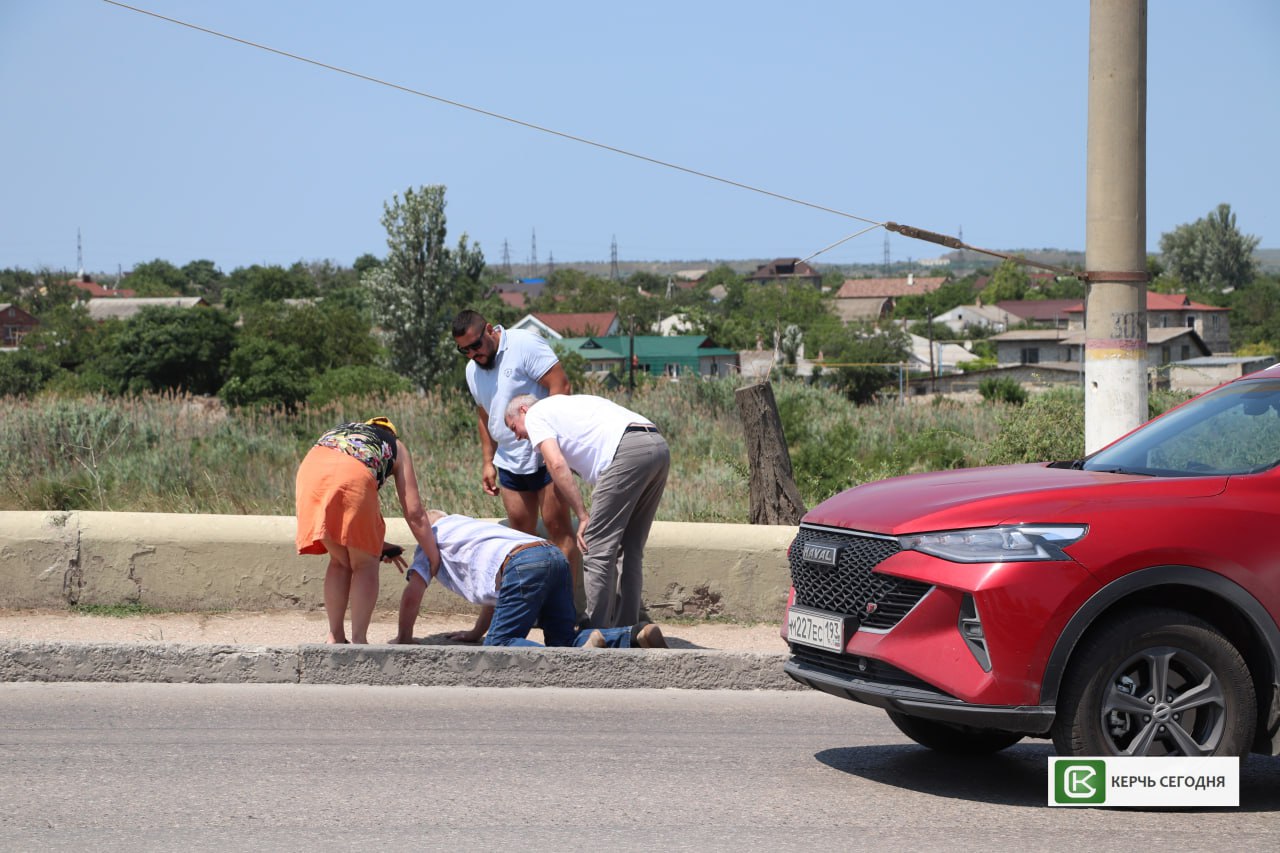 На Горьковском мосту остановились автомобилисты, чтобы помочь мужчине -  Лента новостей Крыма