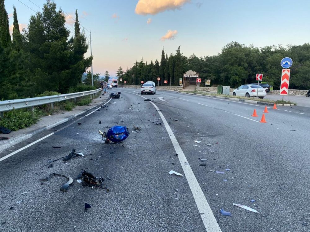 На автодороге Ялта-Севастополь, у горы Кошка, произошло смертельное ДТП, в котором 27-летний мотоциклист на Suzuki погиб при столкновении с Renault Arkana