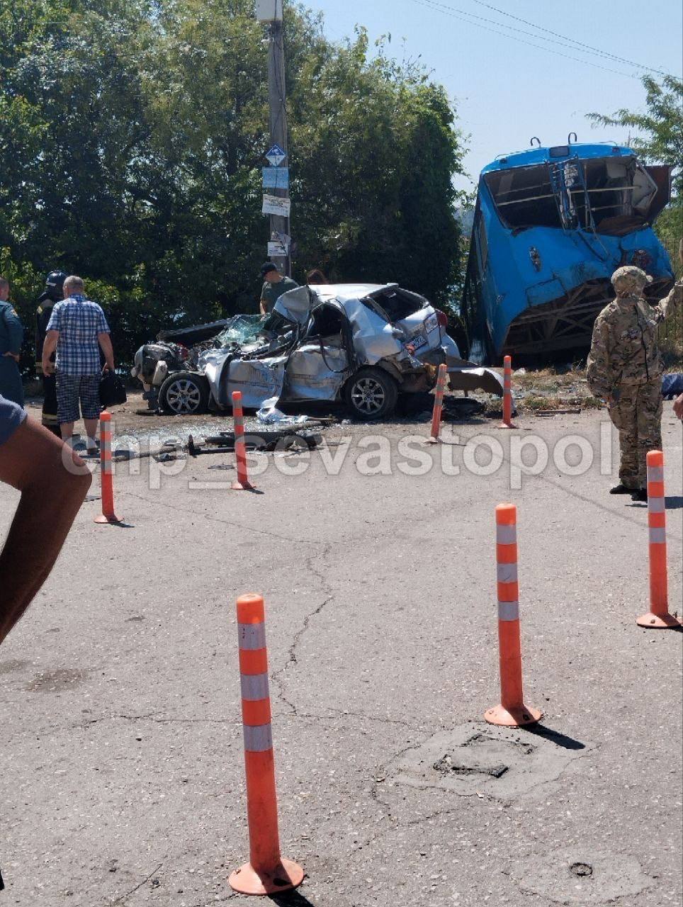 На площади Захарова в Севастополе грузовик снес несколько автомобилей и  стоящий троллейбус-бывший пункт обогрева - Лента новостей Крыма