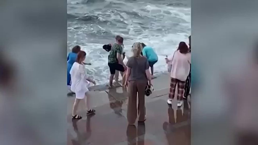 Нашли ли девушку унесенную в сочи. Дети на море. Детей унесло в море. Севастополь. Набережная. Севастополь море.