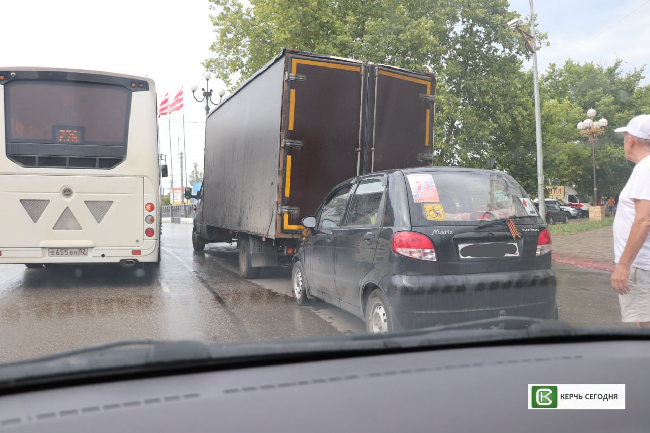 Матиз и ГАЗель столкнулись в центре Керчи - Лента новостей Крыма