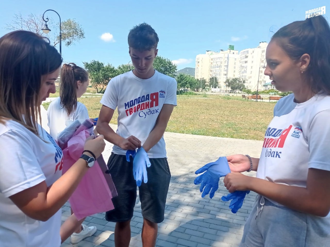 Меняй себя, а не планету! Молодогвардейцы Судака провели уборку вдоль русла  реки Суук-су - Лента новостей Крыма