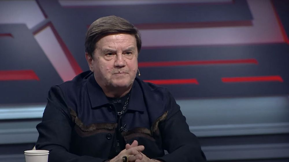 Политолог Карасев взорвал сеть появлением в кожаной маске в прямом эфире (фото, видео)