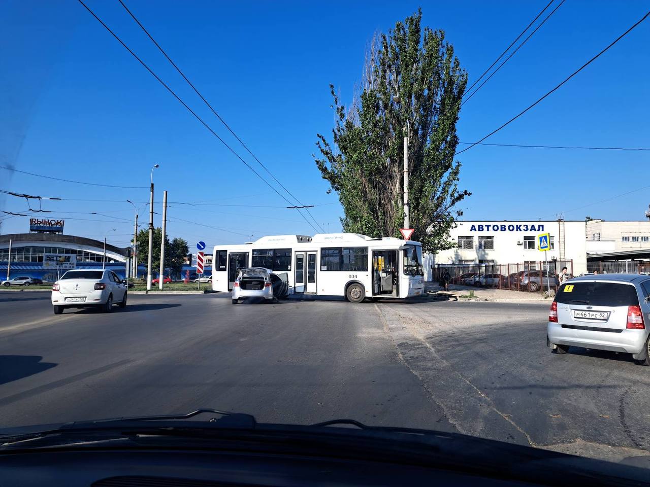 В районе автовокзала произошло ДТП с участием легкового автомобиля и  автобуса - Лента новостей Крыма