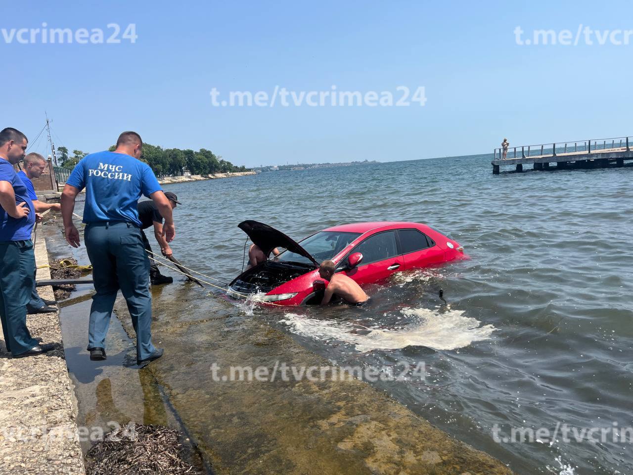 На набережной Керчи машина уплыла в море - Лента новостей Крыма