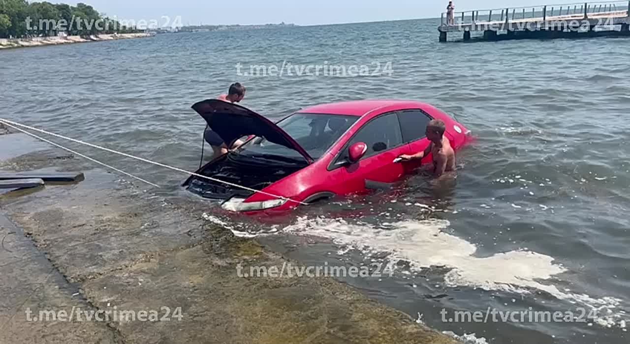 На набережной Керчи машина уплыла в море - Лента новостей Крыма