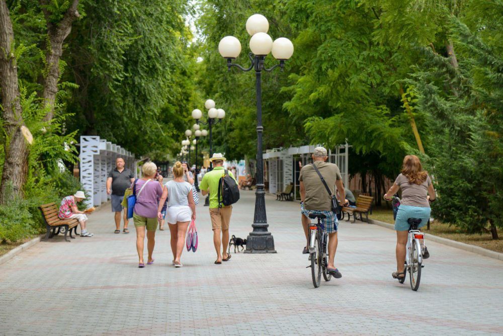 Отдых в городе летом. Сочи набережная люди. Туристы летом в городе. Парк горького москва летом. Парк горького москва набережная.