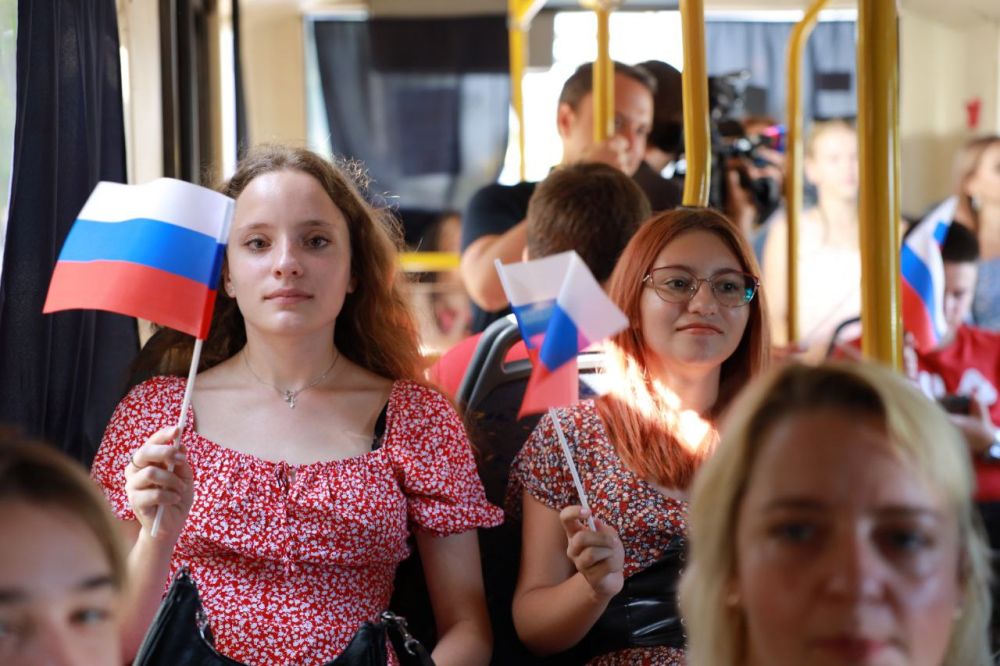 ВПЕРЁД, РОССИЯ!. Сегодня по Симферополю путешествовал праздничный троллейбус №5 В общественном транспорте молодые крымчане...