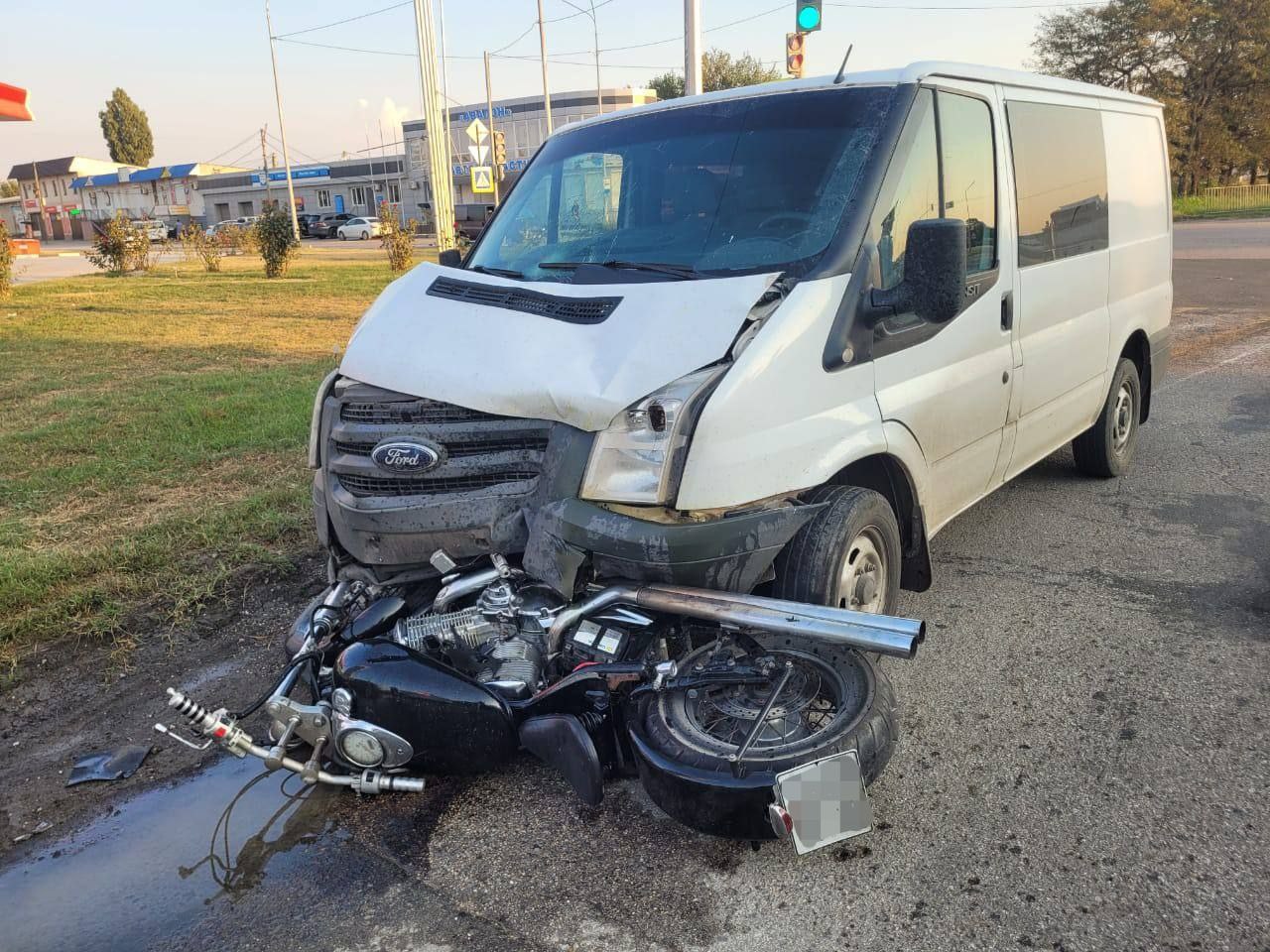 В Джанкое фургон Ford Transit проехал на красный сигнал светофора и  столкнулся с мотоциклом Yamaha - Лента новостей Крыма