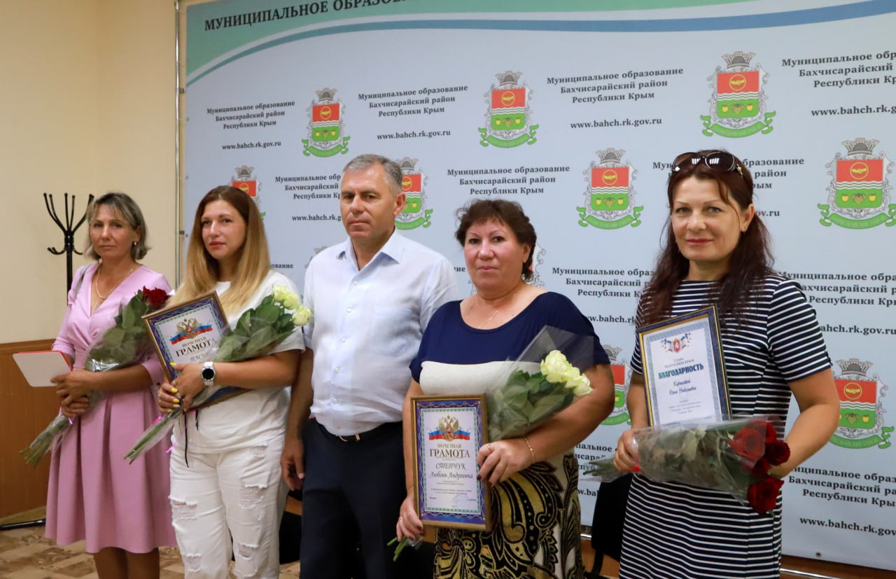 Началось аппаратное совещание с поздравительной части в связи с  празднованием Дня виноградарства и виноделия в Республике Крым - Лента  новостей Крыма