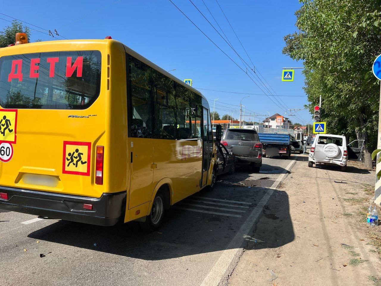 В Крыму микроавтобус с учителями врезался в Патриот, пострадали два  человека - Лента новостей Крыма