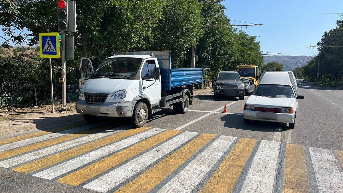 В Крыму столкнулись четыре авто и школьный автобус: пострадали две женщины  - Лента новостей Крыма