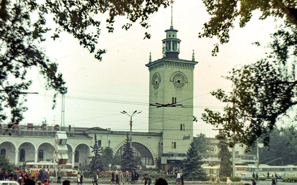 Симферополь жд вокзал автовокзал. Симферополь вокзал 1980. Симферополь вокзал СССР. Вокзал Симферополь 1950. Железнодорожный вокзал Симферополь 1950.