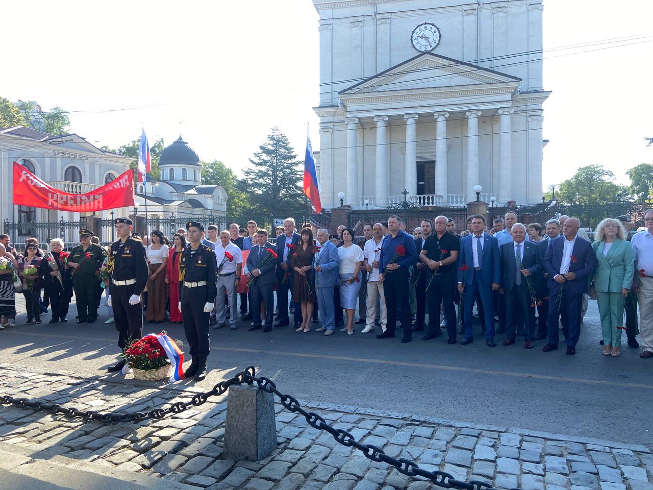 В Симферополе возложили цветы к Долгоруковскому обелиску - Лента новостей  Крыма