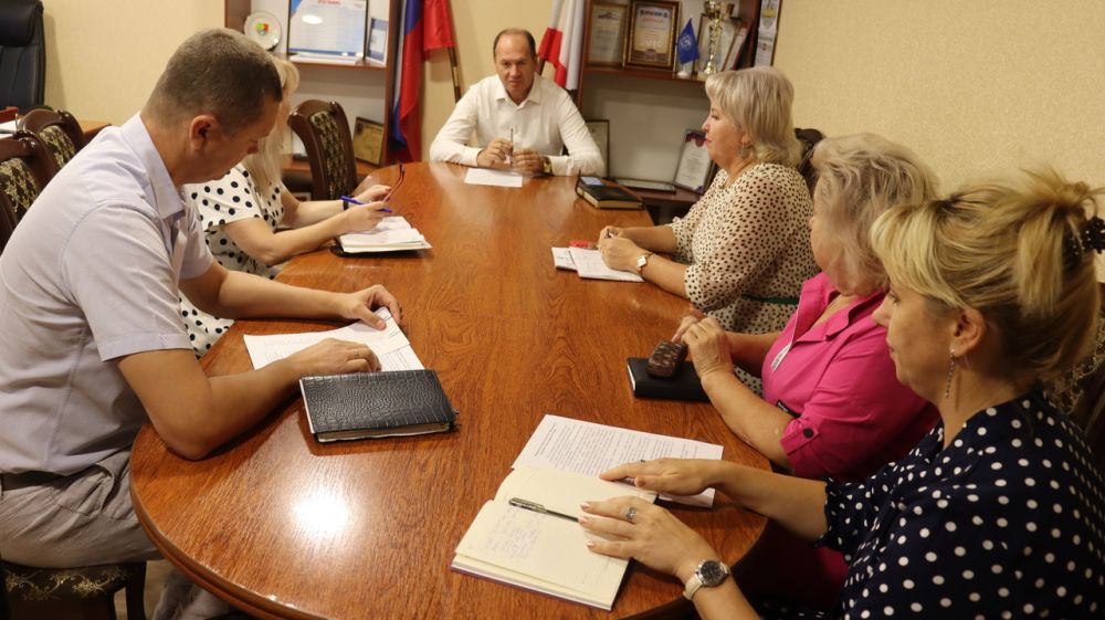 Глава администрации Сакского района Владислав Хаджиев провёл совещание по вопросу организации питания в образовательных учреждениях