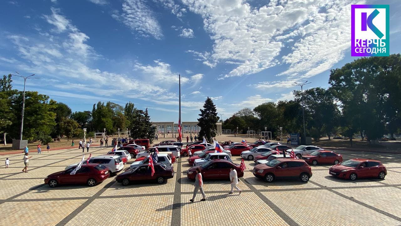 В центре Керчи из машин автомобилисты выстроили флаг города-героя - Лента  новостей Крыма