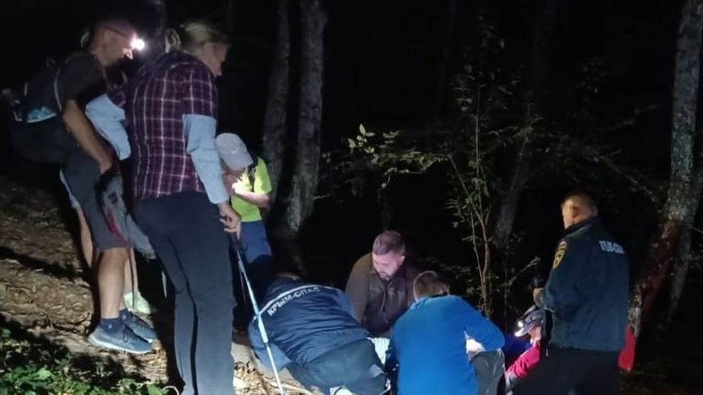 В Белогорском районе Крыма мужчина сломал ногу в лесу: его эвакуировали спасатели