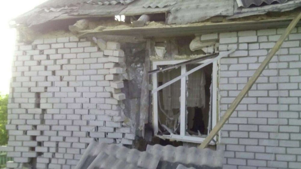 Снаряд ВСУ попал в жилой дом в Брянской области: пострадала женщина