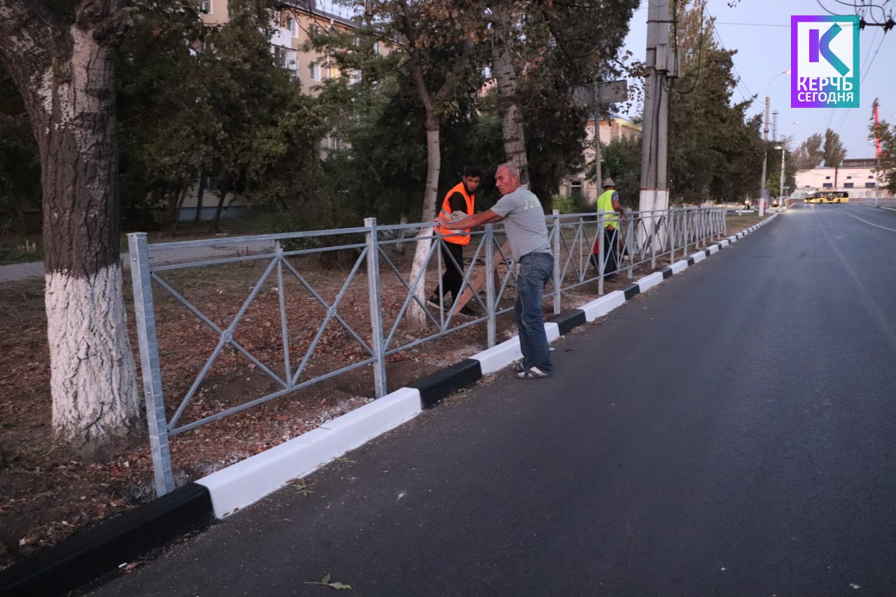 На улице Маршала Еременко в Керчи устанавливают дорожное ограждение - Лента  новостей Крыма