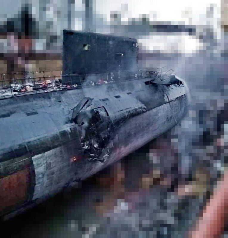 Борис Рожин: Противник опубликовал фото повреждений подводной лодки "Ростов-на-Дону" после удара в доке СМЗ в Севастополе