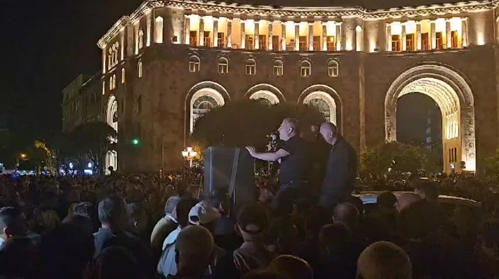 Протестующие в Ереване обращаются к полиции с призывом не применять силу против народа