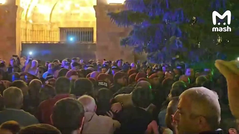 Беспорядки вновь всколыхнулись у здания правительства в Ереване — пострадали 34 человека, в том числе 16 полицейских