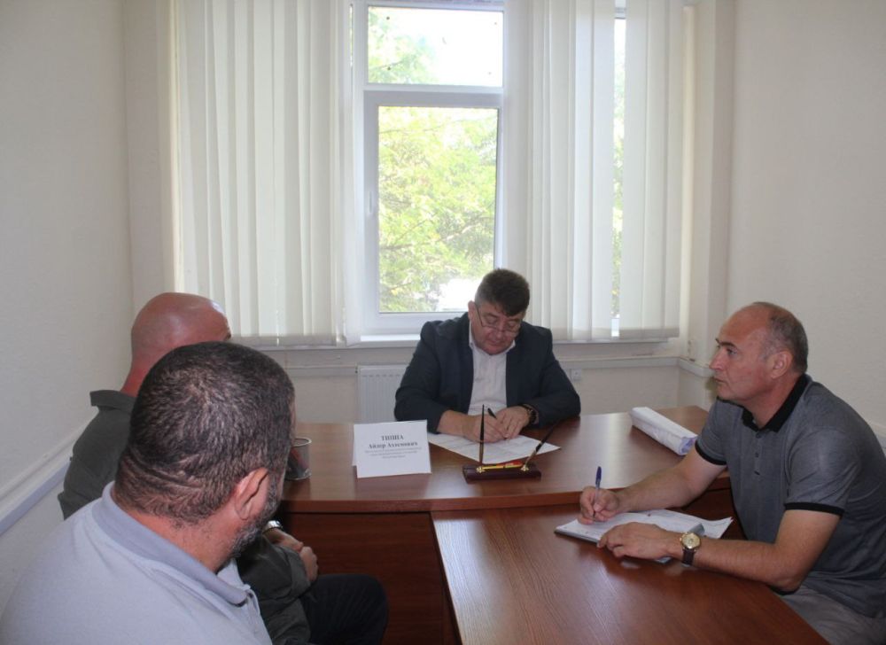 Председатель Государственного комитета по делам межнациональных отношений Республики Крым Айдер Типпа провел плановый прием граждан