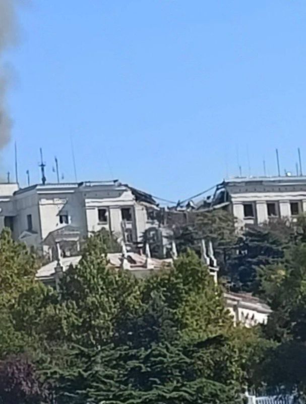 Появились первые фотографии разрушенного крыла здания штаба Черноморского флота в Севастополе