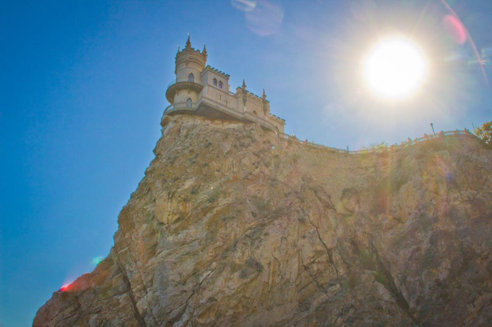 Чудо в крыму. Ласточкино гнездо Мостовской. Алупка Маяк. Ласточкино гнездо Ишим. Гнездо ласточки фото Крым.