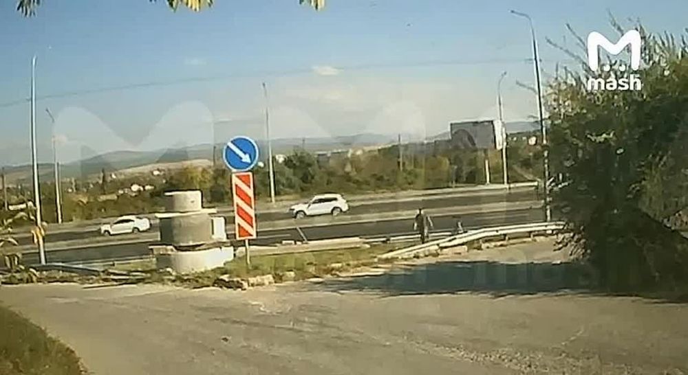 Вы тоже не любите камеры контроля скорости? Водитель на трассе "Таврида" под Севастополем решил отомстить за всех оштрафованных лихачей